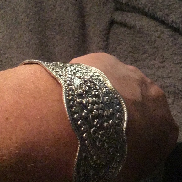 STERLING SILVER STAMPED 925 SCALLOPED EDGE CUFF. - Picture 4 of 9